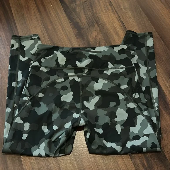 Athleta Lightning Camo 7/8 Tight in Super Sonic Size Medium Leggings - Picture 5 of 15
